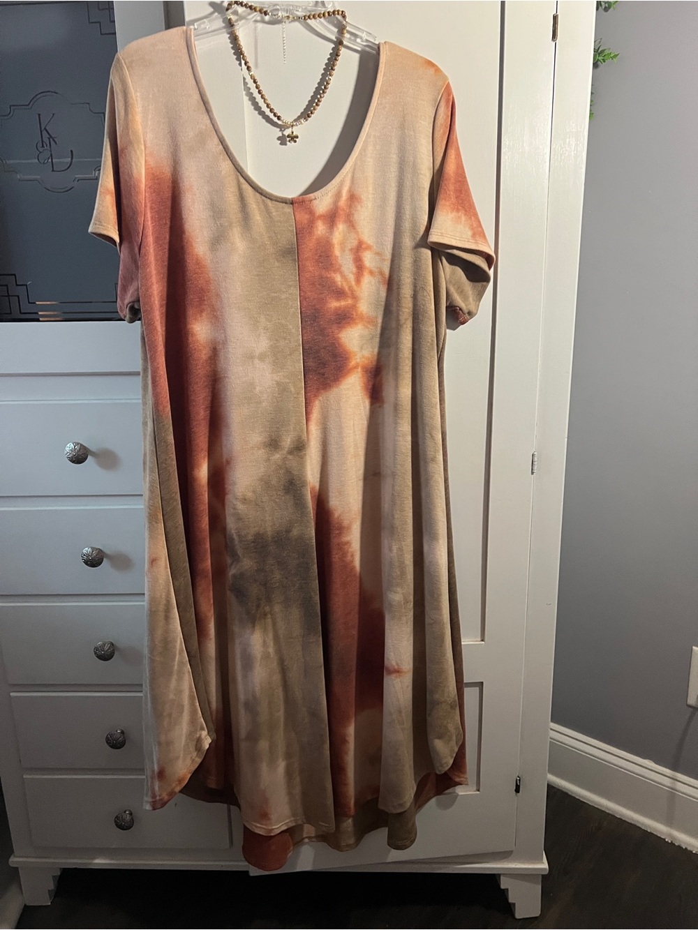 Emerald Multicolor Tie-Dye V-Neck Shift Dress in Rust, Olive & Cream - Picture 2 of 5